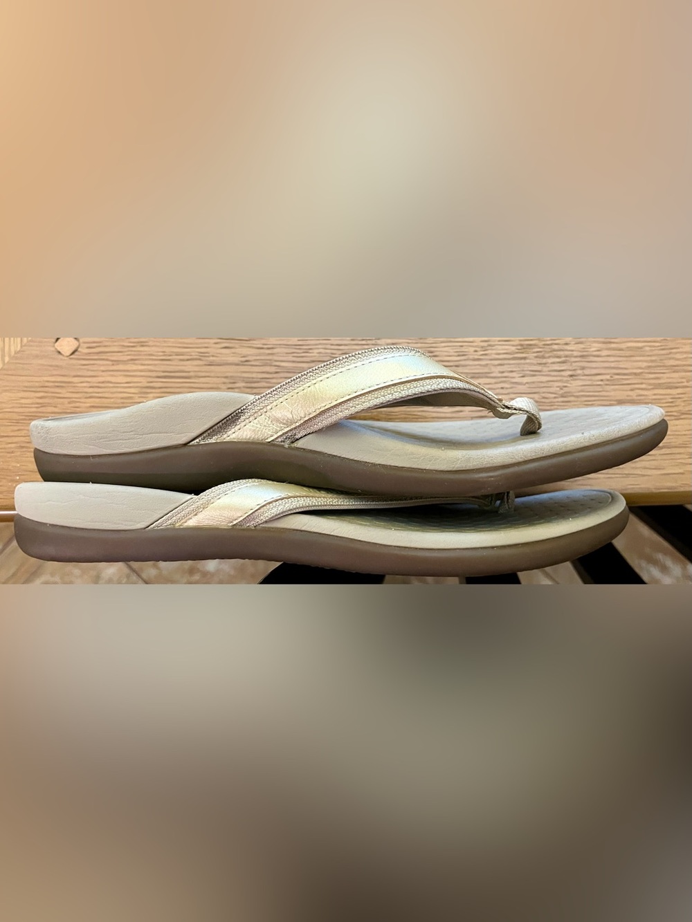 Vionic Women's Gold and Beige Slide /Flip Flop Sandal. Size 9 - Picture 3 of 5